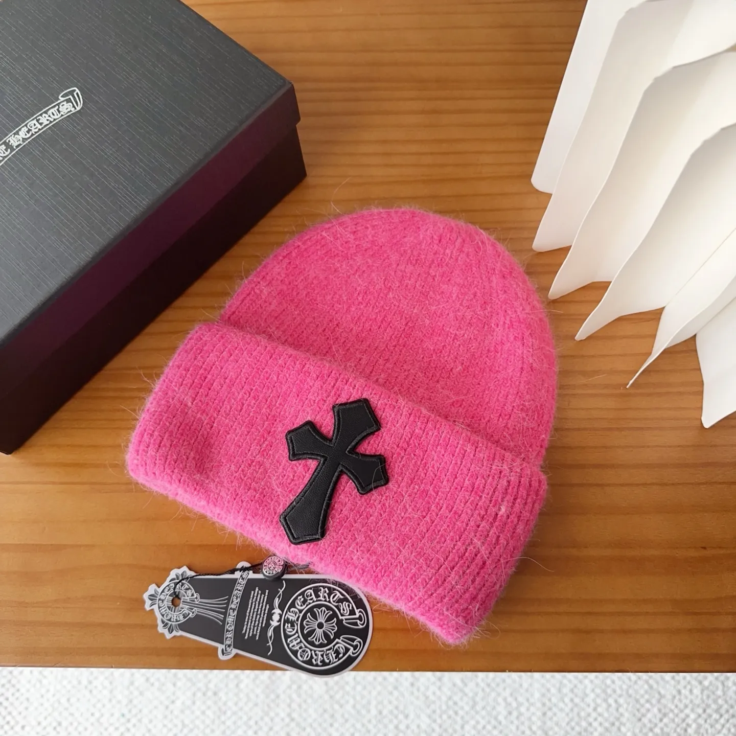 💰56 Crow Heart Angora Rabbit Fur Knitted Beanie for Autumn and Winter. This must be a favorite of minimalism. It is clean, neat, fashionable and versatile, and will definitely not be picky about your face shape! A fashionable classic that lasts forever! Fashionable black and white can be purchased together!